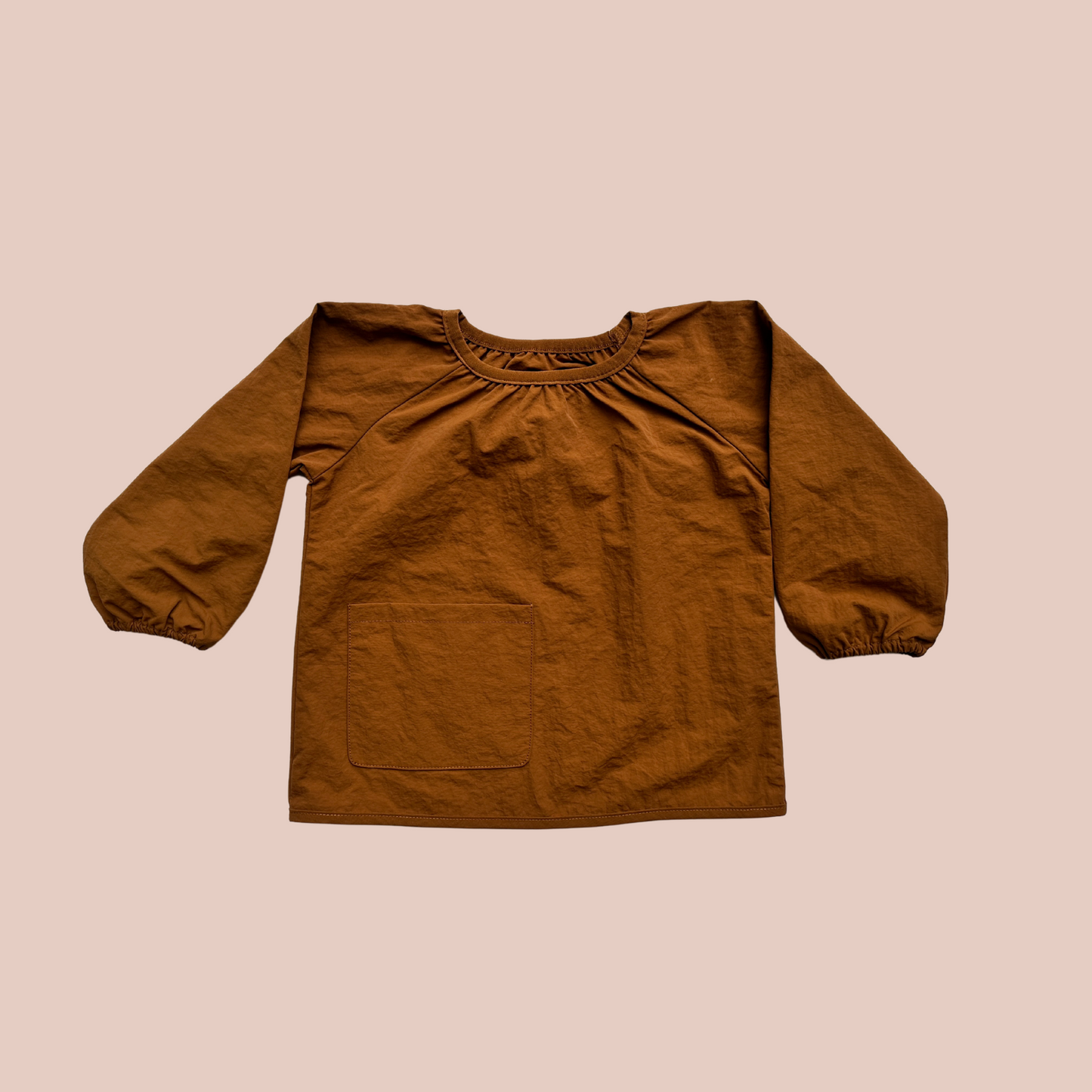 100% recycled nylon water resistant smock. lightweight and quick drying, elastic neckline and wrist, signature inbuilt pocket
