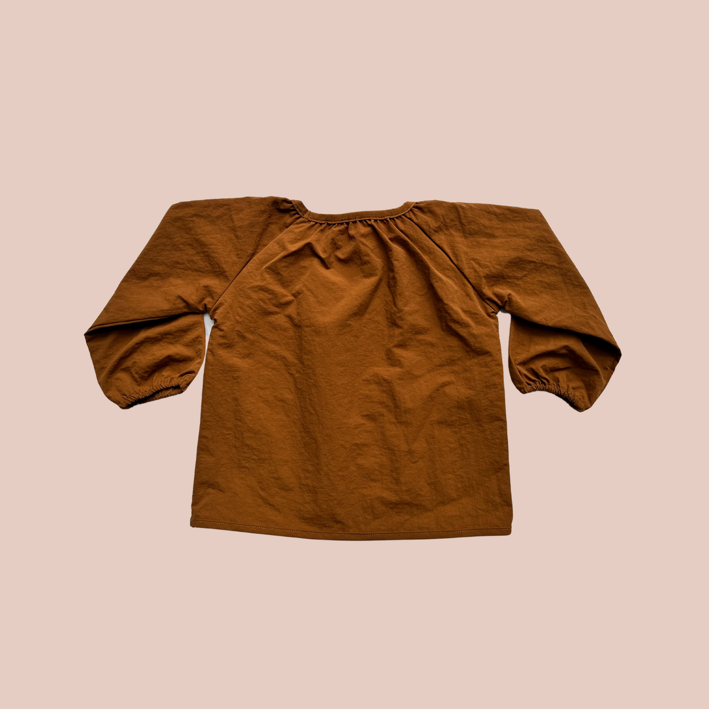 100% recycled nylon water resistant smock. lightweight and quick drying, elastic neckline and wrist, signature inbuilt pocket