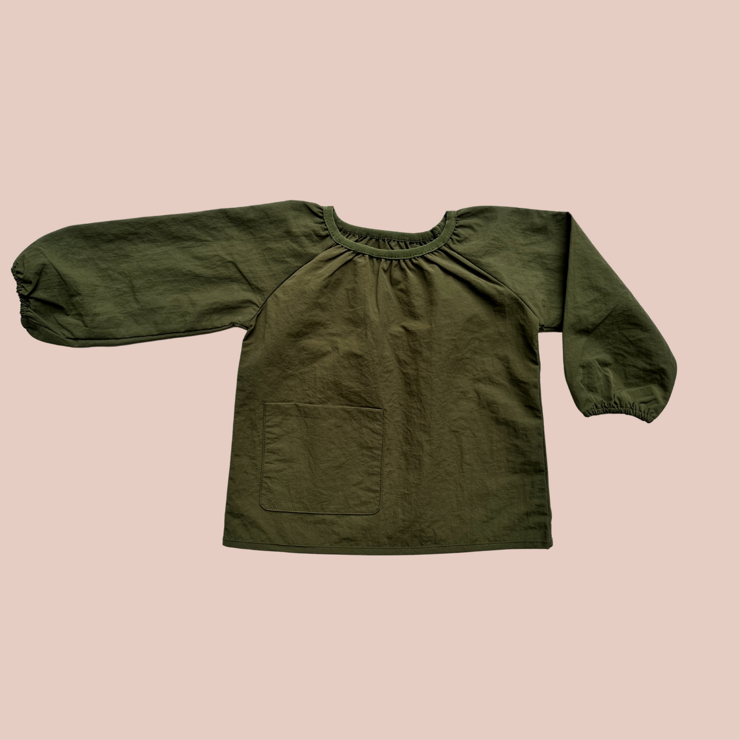 100% recycled nylon water resistant smock. lightweight and quick drying, elastic neckline and wrist, signature inbuilt pocket