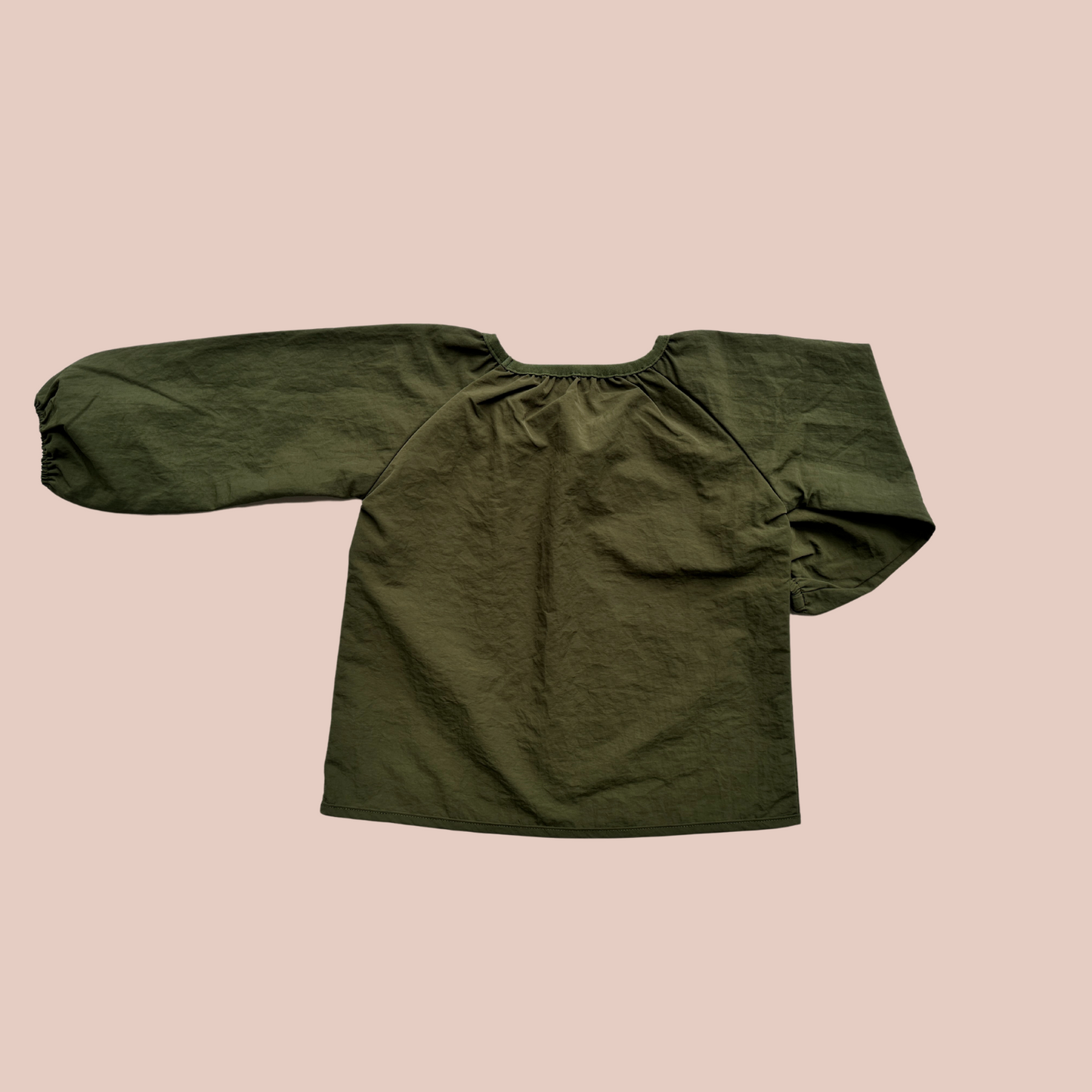 100% recycled nylon water resistant smock. lightweight and quick drying, elastic neckline and wrist, signature inbuilt pocket