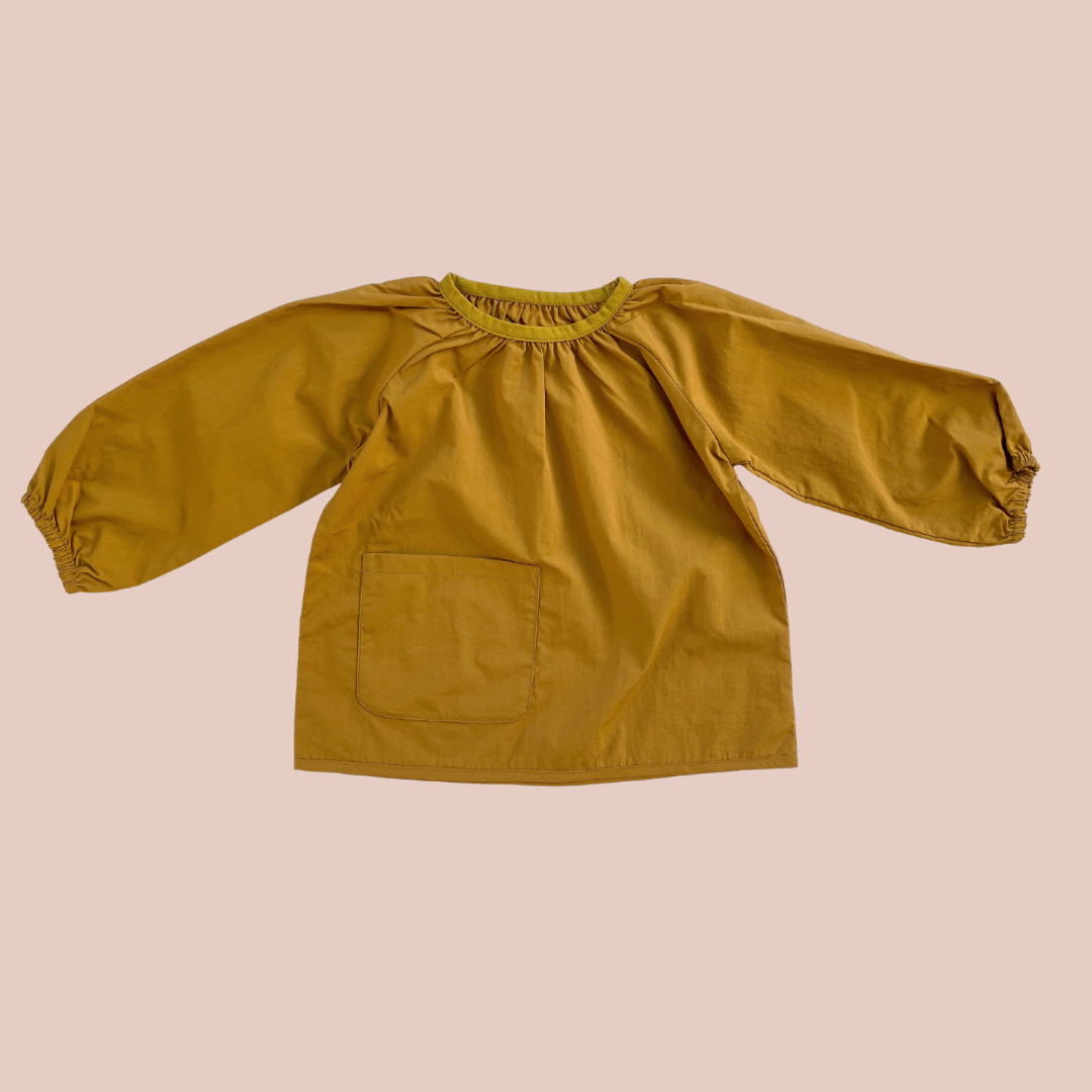 100% recycled nylon water resistant smock. lightweight and quick drying, elastic neckline and wrist, signature inbuilt pocket