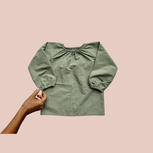 100% recycled nylon water resistant smock. lightweight and quick drying, elastic neckline and wrist, signature inbuilt pocket